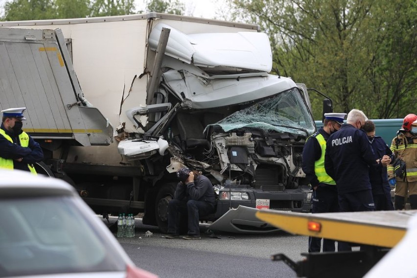 Wypadek na S86 w Katowicach. Zderzył się samochód ciężarowy z dostawczym. Droga w stronę Sosnowca była zablokowana ZDJĘCIA