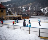 Zakopane. W mieście można jeździć na łyżwach. Jedno z lodowisko postanowiło się otworzyć