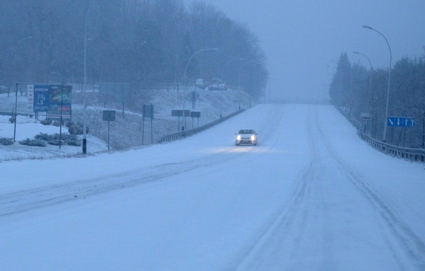 Uwaga na trudne warunki pogodowe na Podkarpaciu. Śnieg i błoto pośniegowe utrudniają jazdę kierowcom