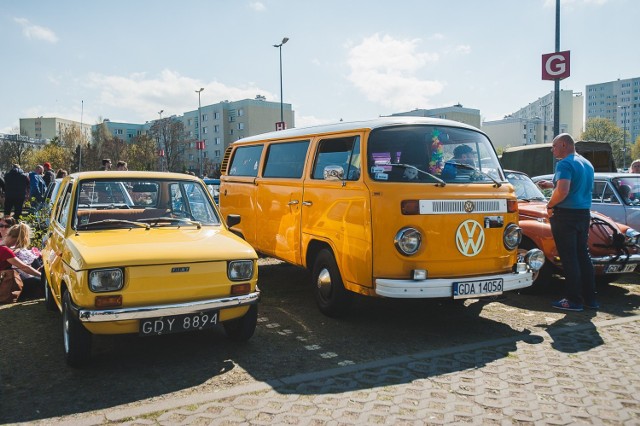 Piękna, wiosenna pogoda sprawiła, że i tym razem frekwencja uczestników jak i odwiedzających zlot przerosła oczekiwania organizatorów. Na obszernym parkingu zaparkowało kilkaset klasycznych pojazdów. Nie tylko samochodów, ale także motocykli, rowerów, ciężarówek oraz aut specjalnych. Wśród tych ostatnich były między innymi karetki, strażacki Mercedes, czy policyjny Wartburg. Wśród klasycznych samochodów dominowały pojazdy z lat 80. i 90.