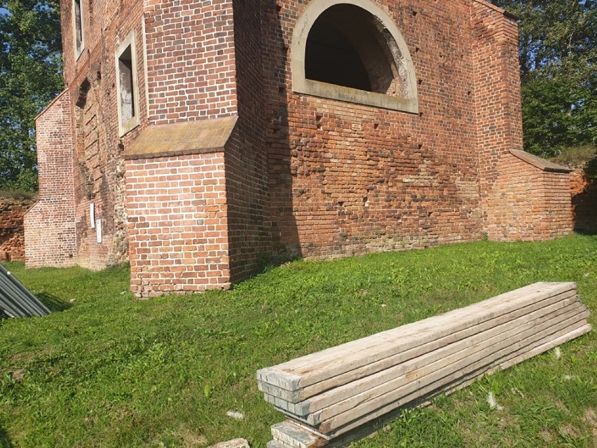 Rusztowania już pod XIV wiecznym zamkiem w Gołańczy. Obiekt przejdzie rewitalizację 