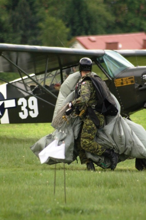 Bielsko-Biała: Szkolenie spadochronowe Polaków i Kanadyjczyków na lotnisku w Aleksandrowicach [FOTO]