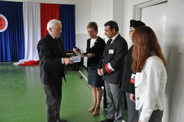 Przewodniczący Komisji do Spraw Młodzieży Zarządu Głównego AK Piotr Kurek przekazuje dokumenty założycielskie Szkolnego Klubu Historycznego