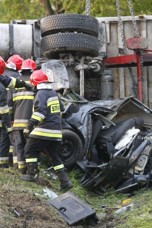 Śmiertelny wypadek koło Niemczy. 4 osoby nie żyją (ZDJĘCIA)