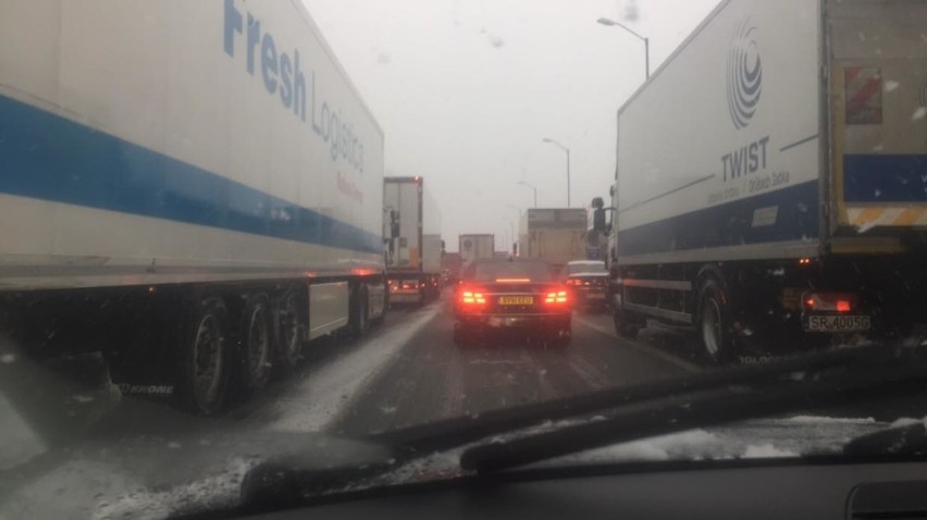 Wypadek na autostradzie A4 w Zabrzu. Ogromne utrudnienia. Zderzyło się 6 samochodów i ciężarówka