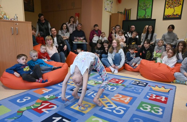 Mała artystka ze Lwowa na Ukrainie zaprezentowała pokaz akrobatyczny w świetlicy „4Kąty” na Bocianku w Kiecach.
