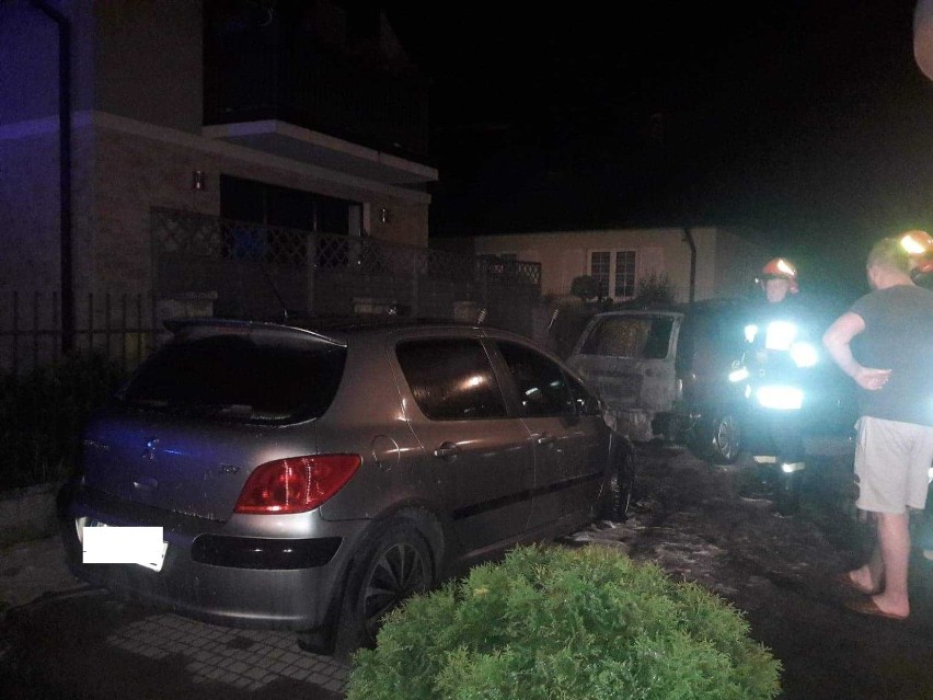 Tarnów. Pożar dwóch samochodów na ulicy Grzybowej