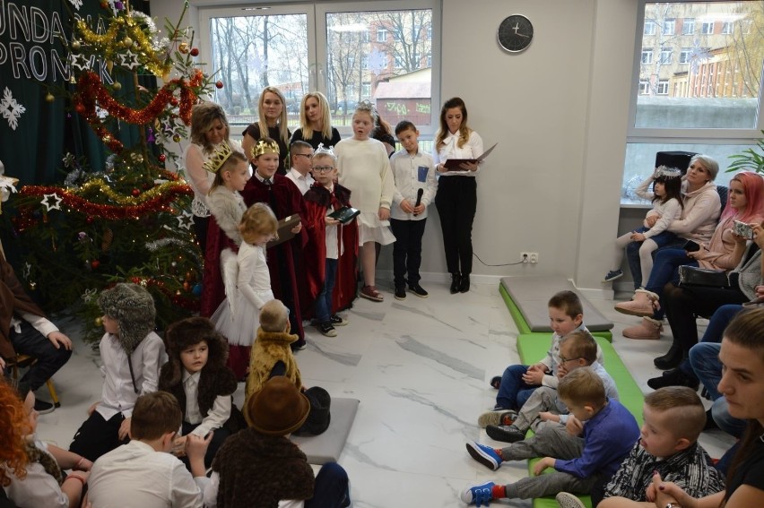 "Promykowa" rodzina świętowała razem w Ostrowcu. Dzieci przygotowały jasełka [ZDJĘCIA]