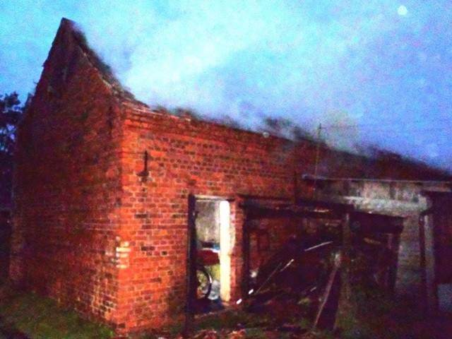 Smolice - Spalił się dach budynku gospodarczego. Dom mieszkalny uratowano. ZDJĘCIA