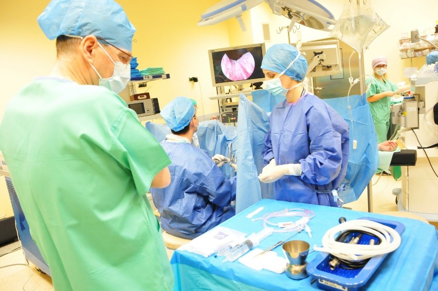 Pokazowe zabiegi urologiczne z użyciem laserów przeprowadzono w Wojewódzkim Szpitalu Podkarpackim w Krośnie [ZDJĘCIA]