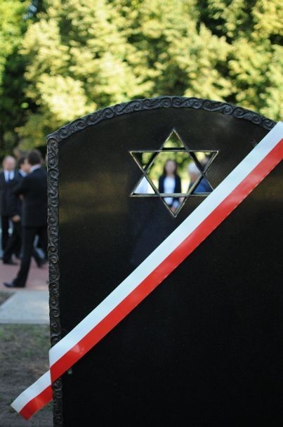 Odsłonięcie pomników upamiętniających Cmentarz Żydowski w Śremie
