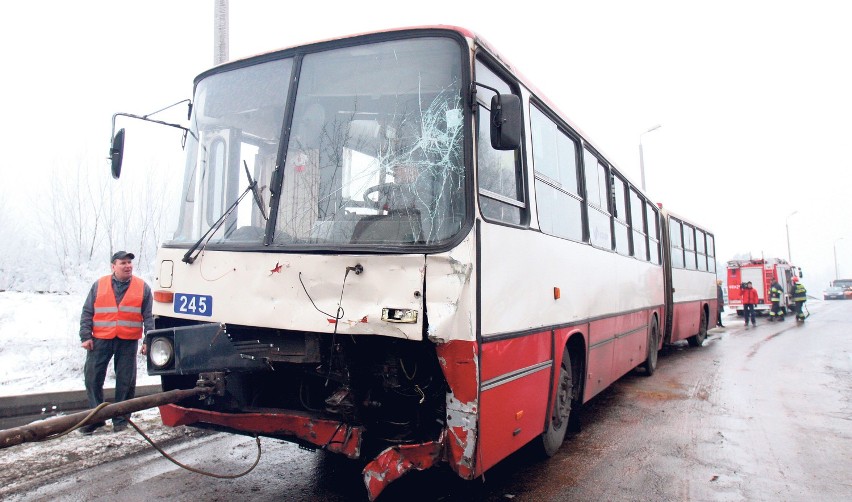 31.01: W wypadku autobusu linii 175 w Ząbkowicach rannych...