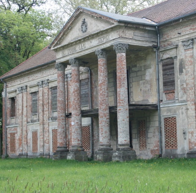 Dwór w Chobienicach. Klasycystyczny, jednopiętrowy pałac został wybudowany w 1765 roku