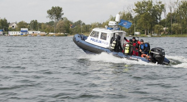 Policja Poznań: Ćwiczenia nurków na Jeziorze Kierskim