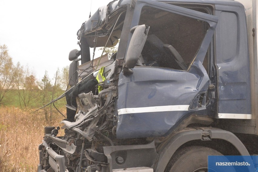 Wypadek dwóch samochodów ciężarowych na drodze Lubraniec - Izbica Kujawska [zdjęcia, wideo]