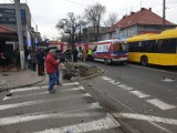 Katowice: wypadek w Ligocie ZDJĘCIA Samochód wjechał w przystanek autobusowy