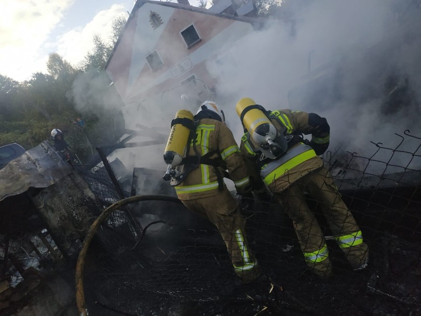 Pożar w Piechowicach. Strażacy w akcji. Palił się garaż i budynek gospodarczy [ZDJĘCIA]