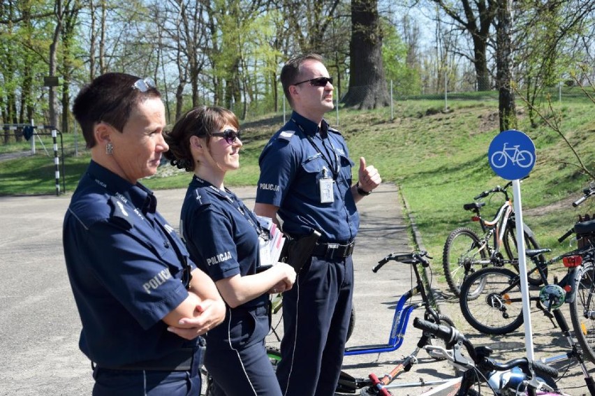 Policja w Chodzieży radziła uczniom Szkoły nr 3, jak bezpiecznie jeździć na rowerze [FOTO]