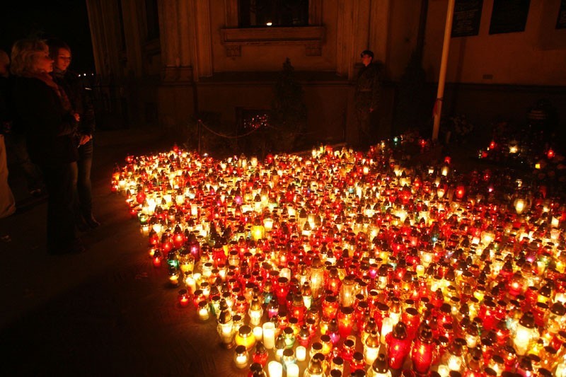 Legnica: Tysiące zniczy oświetla legnicki cmentarz(ZDJĘCIA)