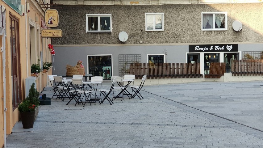 Rynek na Górze św. Anny. Nowy granit lśni, ale jest mało miejsca na zieleń 