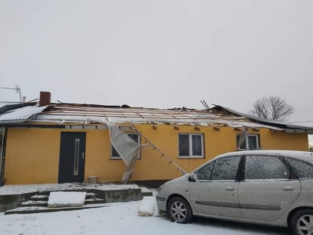 Poniedziałkowa (17 stycznia) wichura, która przeszła przez nasz region zniszczyła wiele gospodarstw. W Witowie w gminie Piątek silny wiatr zerwał dach na budynku mieszkalnym.