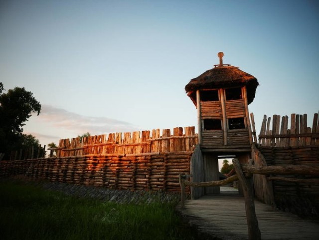 BISKUPIN. Z pewnością warto wybrać się do skansenu archeologicznego w Biskupinie (gm. Gąsawa, pow. żniński). To jeden z ważniejszych punktów Szlaku Piastowskiego, określany często jako "Polskie Pompeje". Największą atrakcją biskupińskiego rezerwatu, rozlokowanego na powierzchni ponad 23 tys. hektarów jest zrekonstruowana osada kultury łużyckiej z wczesnej epoki żelaza. Wiernie odtworzono tam dawne chaty, drogi, urządzenia myśliwskie i gospodarskie. W muzeum prezentowane są liczne bardzo ciekawe ekspozycje archeologiczne. Na zwiedzanie całego rezerwatu trzeba przeznaczyć ok. dwie godziny. Informacje pod nr tel. 52 30-250- 55.