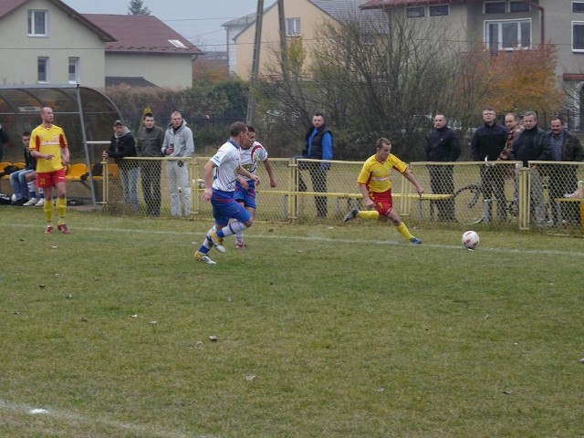 Sebastian Balcerek (żółta koszulka) dwukrotnie był bliski pokonania bramkarza LKS Kwiatkowice