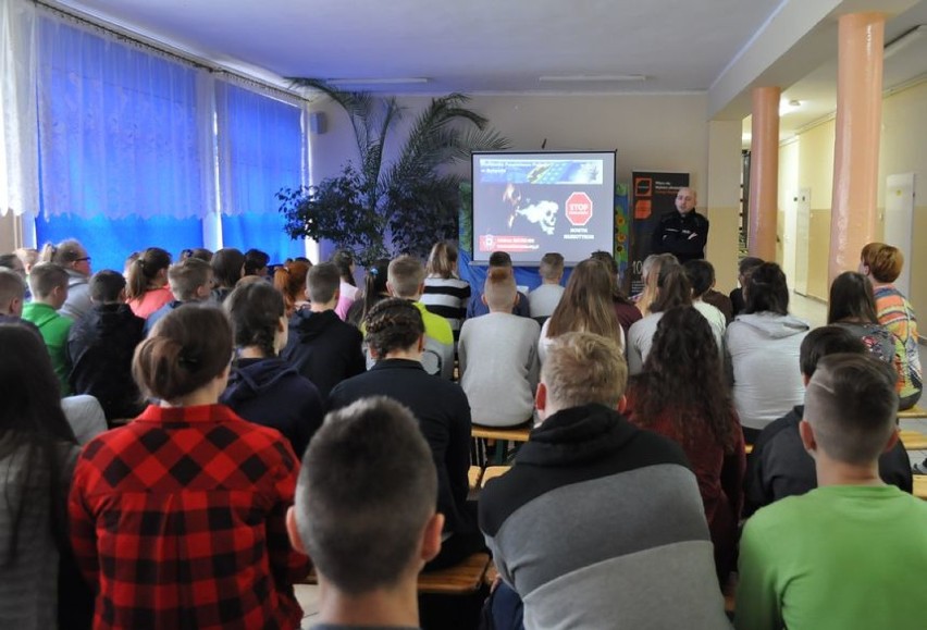 Policjanci z KPP Bytów w szkole w Rokitach. Z młodzieżą rozmawiali m.in. o bezpieczeństwie w sieci