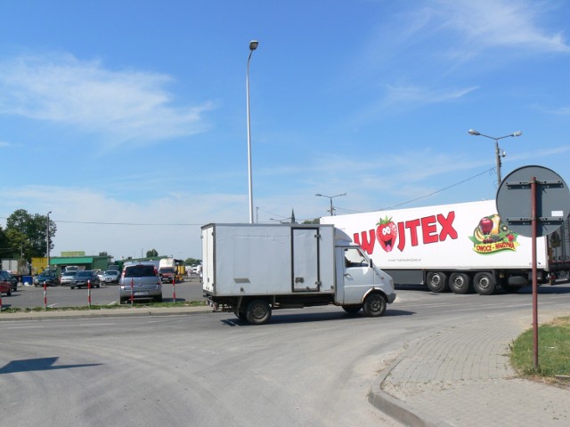 Dodatkowe parkingi dla turystów w Sandomierzu. W niedzielę można parkować na placu targowym - giełdzie rolno - ogrodniczej.