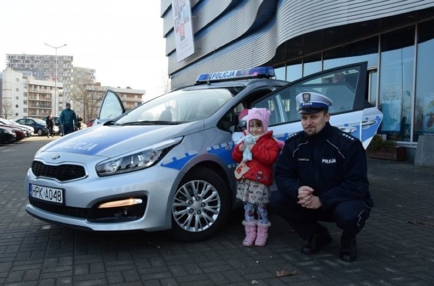 Bezpieczne ferie. Policjant ruchu drogowego spotkał się z dziećmi w kinie Helios w Rzeszowie [ZDJĘCIA]