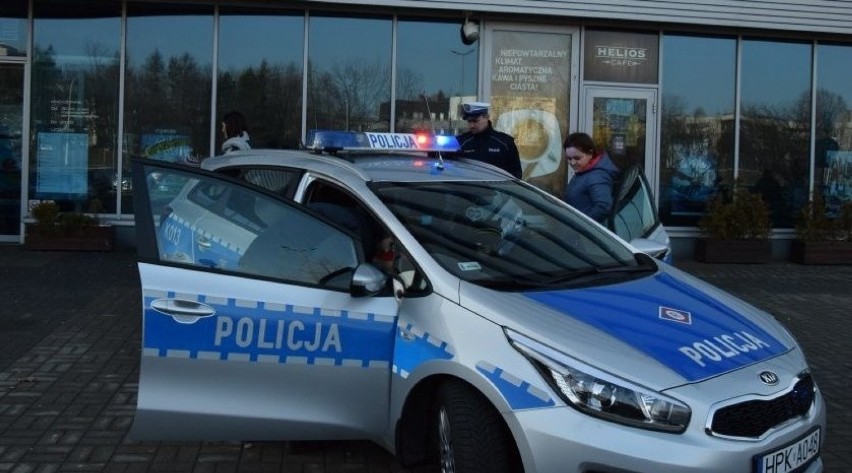 Bezpieczne ferie. Policjant ruchu drogowego spotkał się z dziećmi w kinie Helios w Rzeszowie [ZDJĘCIA]