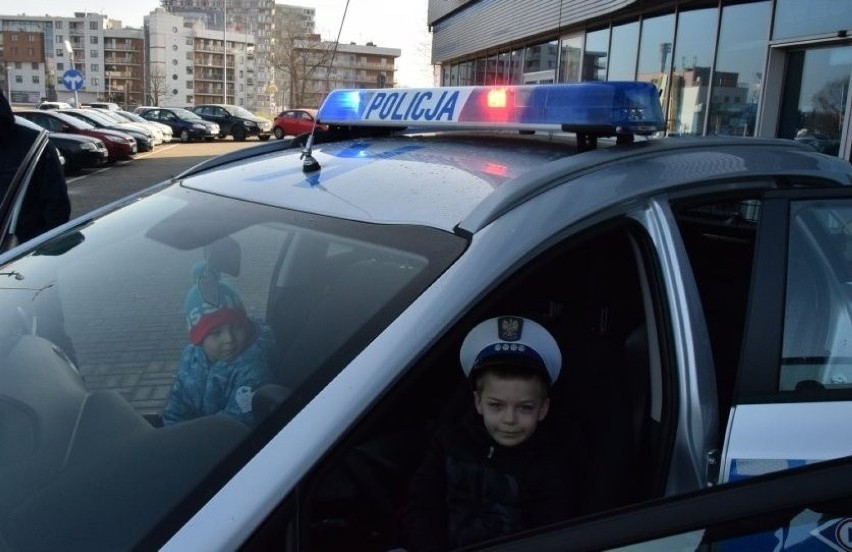 Bezpieczne ferie. Policjant ruchu drogowego spotkał się z dziećmi w kinie Helios w Rzeszowie [ZDJĘCIA]