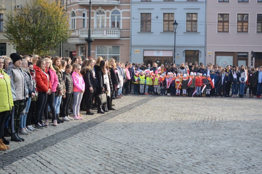 Na rynku w Grudziądzu wspólnie odśpiewali hymn [zdjęcia]