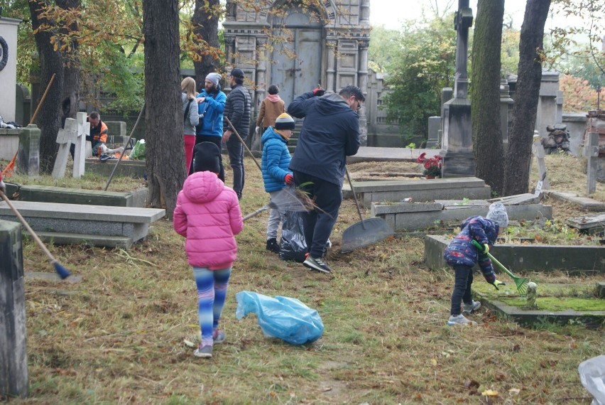 Wysprzątali zabytkowy cmentarz prawosławny w Kaliszu
