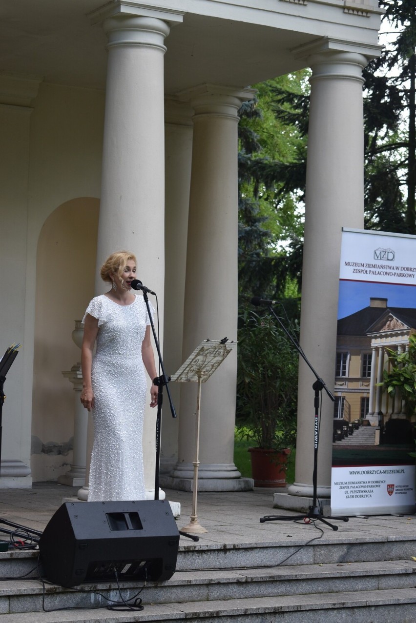 Koncert pod Panteonem. Maria Rutkowska, Aleksandra Rykowska i musicalowe przeboje w pięknej scenerii dobrzyckiego parku