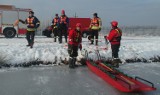 Działania ratownicze na lodzie - ćwiczenia strażaków z Radomska w dzielnicy Folwarki. Zobacz FILM