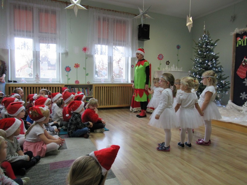 Święty Mikołaj i elfy z wizytą u przedszkolaków