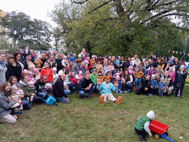 Zdjęcie grupowe podczas Dnia Pyry w Żłobku Miejskim im. Misia Uszatka w Obornikach w Obornikach.