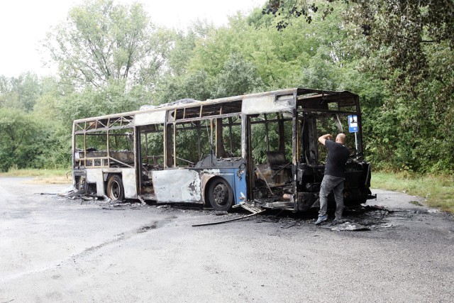 Doszczętnie spłonął autobus w Legnicy.