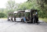 Doszczętnie spłonął autobus w Legnicy [ZDJĘCIA]