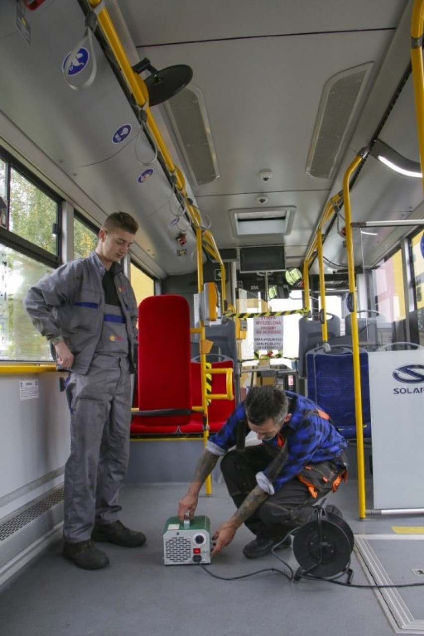 Tak się odkaża autobusy MPK w Legnicy. W ten sposób można pozbyć się wirusów i bakterii [ZDJĘCIA]