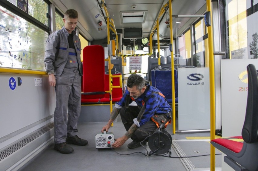 Tak się odkaża autobusy MPK w Legnicy. W ten sposób można pozbyć się wirusów i bakterii [ZDJĘCIA]