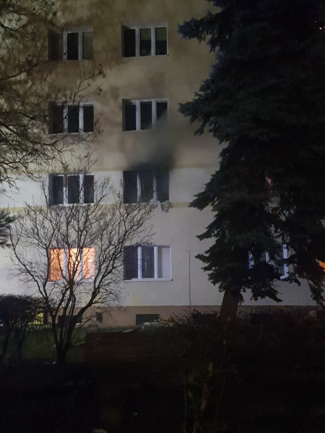 W wyniku pożaru, do którego doszło dzisiaj w nocy w jednym z mieszkań 4-piętrowego bloku, znajdującego się przy ul. Grudziądzkiej w Toruniu, zginął mężczyzna.

W akcji ratunkowej brały udział 3 zastępy straży pożarnej. Dla osób ewakuowanych podstawiono autobus.