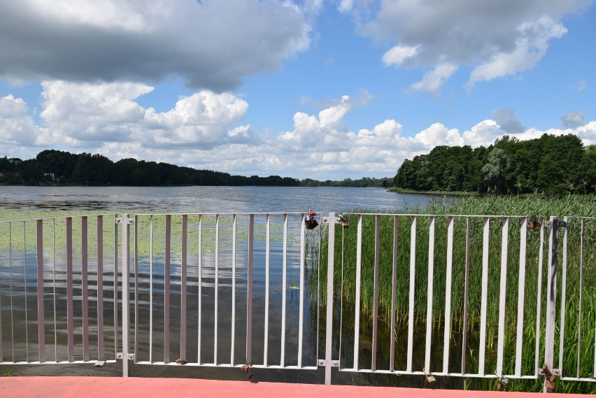 Kłódki zakochanych na moście przy Jeziorze Sępoleńskim