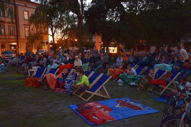 Na jarosławskim Rynku trwają seanse w ramach „Kina pod gwiazdami”. W piątek 15 lipca widzowie oglądali komedię Woody`ego Allena „Zakochani w Rzymie”. Kolejny seans 29 lipca. Będzie to komedia Emira Kusturicy „Obiecaj mi”.


Zobacz też: Tegoroczny Przystanek Woodstock - zasady
