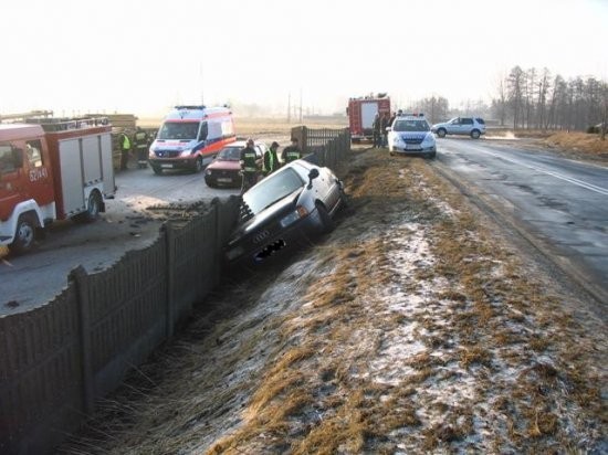 Audi 80 wpadło do rowu