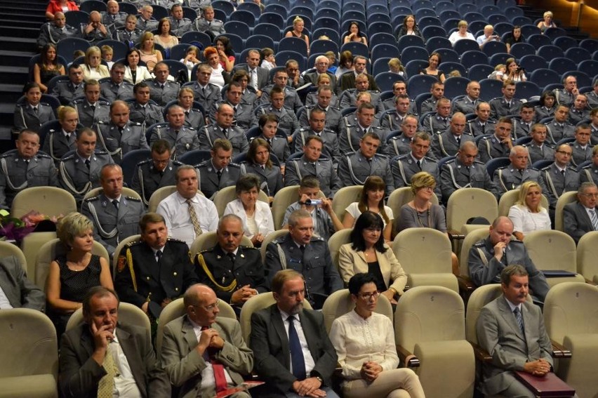 Święto policji w Ostrowie: Awansowano ponad 130 policjantów...