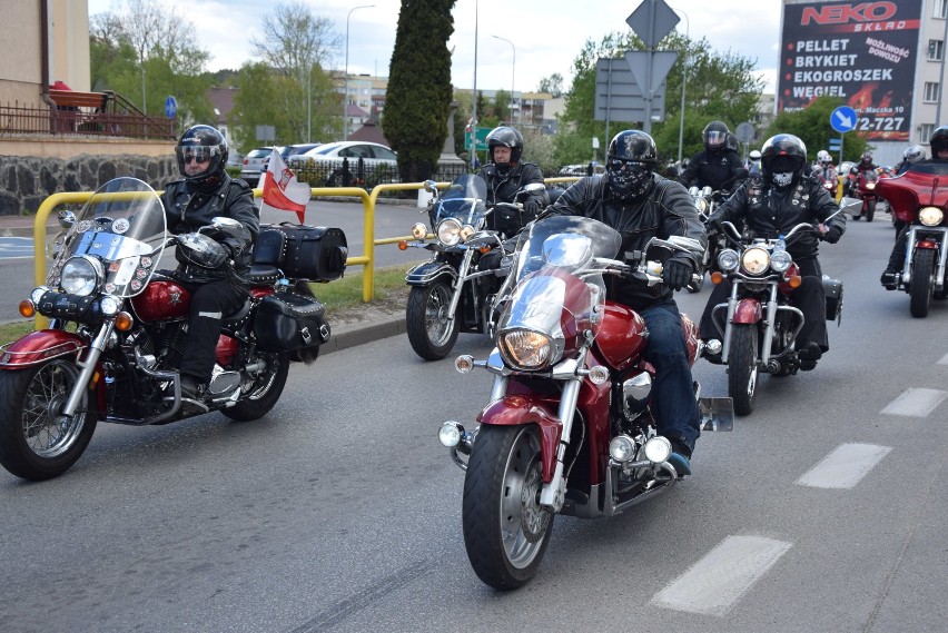 Parada motocykli ulicami Miastka. Ponad 600 maszyn przyjechało na rozpoczęcie sezonu motocyklowego (WIDEO, FOTO)