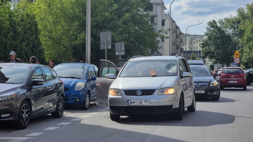 Niecodzienna sytuacja w centrum Kielc! Ktoś wybił cegłą szybę w samochodzie!