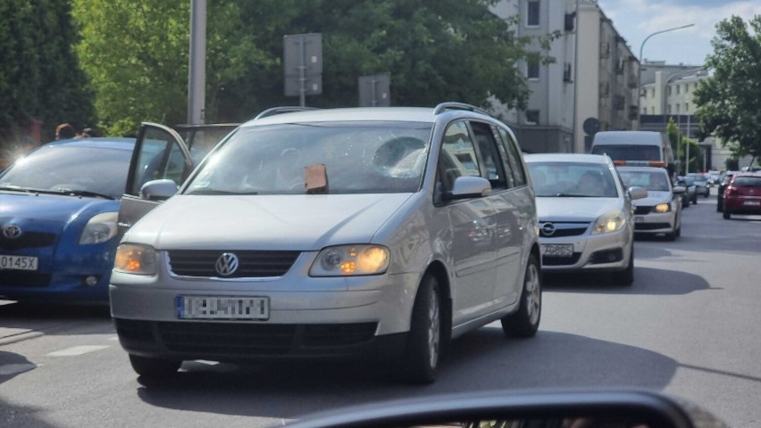 Niecodzienna sytuacja w centrum Kielc! Ktoś wybił cegłą szybę w samochodzie!